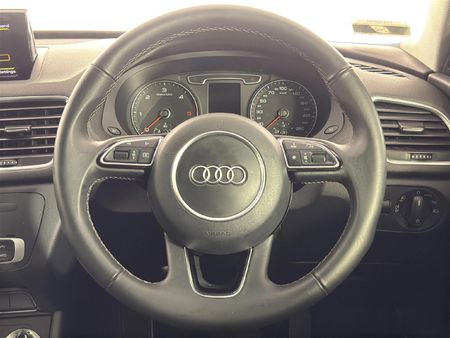 2015-Audi-Q3-20-TDI-quattro-Auto-130kW_12