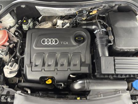2015-Audi-Q3-20-TDI-quattro-Auto-130kW_13