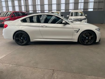 2016-BMW-M4-Coupe-Auto_3