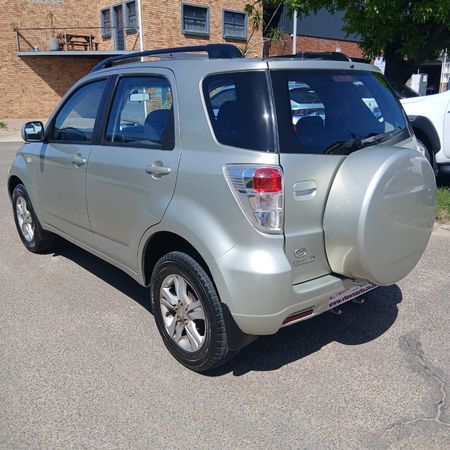 2013-Daihatsu-Terios-15_6