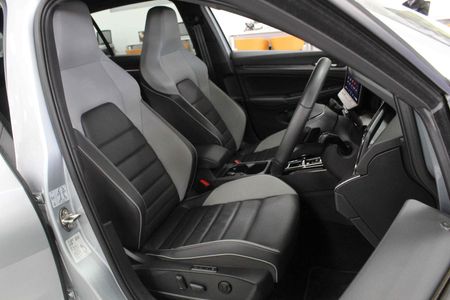 2025-Volkswagen-Golf-14-TSI-R-Line-Auto-110kw_15