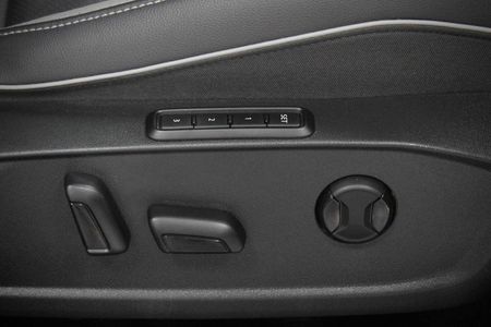 2025-Volkswagen-Golf-14-TSI-R-Line-Auto-110kw_18