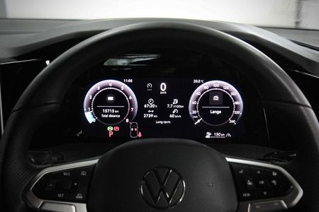 2025-Volkswagen-Golf-14-TSI-R-Line-Auto-110kw_23