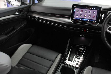 2025-Volkswagen-Golf-14-TSI-R-Line-Auto-110kw_24