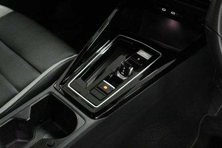 2025-Volkswagen-Golf-14-TSI-R-Line-Auto-110kw_25