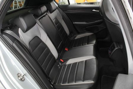 2025-Volkswagen-Golf-14-TSI-R-Line-Auto-110kw_28