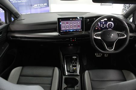 2025-Volkswagen-Golf-14-TSI-R-Line-Auto-110kw_3