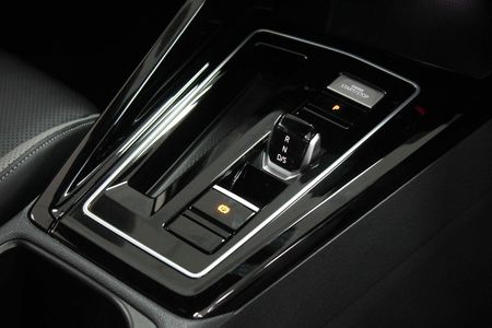 2025-Volkswagen-Golf-14-TSI-R-Line-Auto-110kw_5