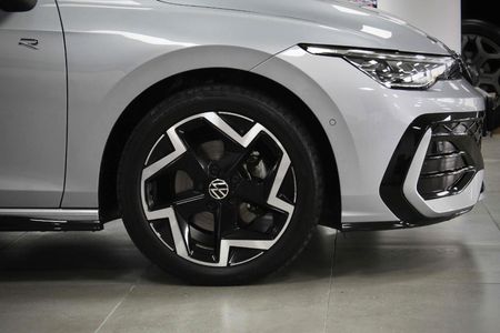 2025-Volkswagen-Golf-14-TSI-R-Line-Auto-110kw_8