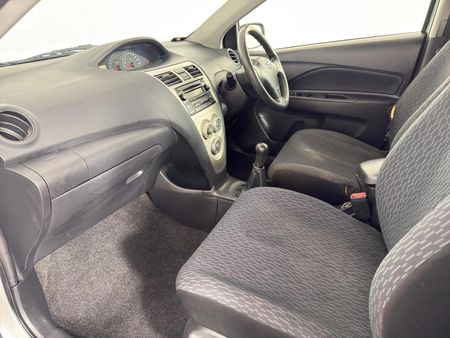 2012-Toyota-Yaris-Zen3_9