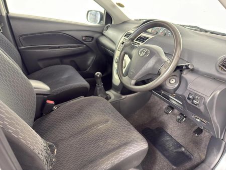 2012-Toyota-Yaris-Zen3_10