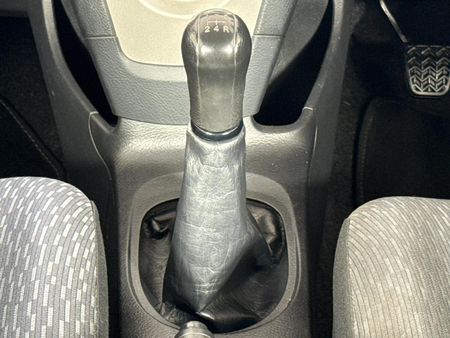 2012-Toyota-Yaris-Zen3_11