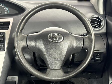 2012-Toyota-Yaris-Zen3_12