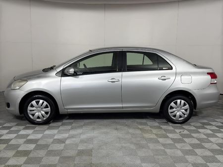 2012-Toyota-Yaris-Zen3_5