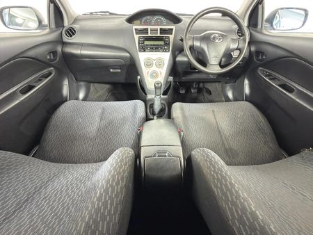 2012-Toyota-Yaris-Zen3_6