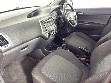 2014-Hyundai-i20-12-Motion_9