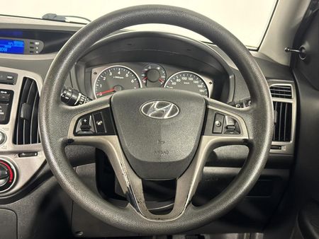 2014-Hyundai-i20-12-Motion_12
