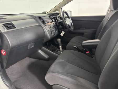 2010-Nissan-Tiida-16-Visia-Auto_9