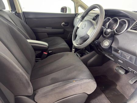 2010-Nissan-Tiida-16-Visia-Auto_10