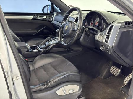 2013-Porsche-Cayenne-GTS-Auto_9