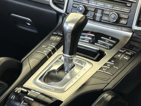 2013-Porsche-Cayenne-GTS-Auto_10