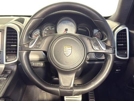 2013-Porsche-Cayenne-GTS-Auto_11