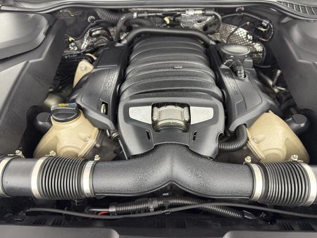 2013-Porsche-Cayenne-GTS-Auto_12