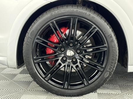 2013-Porsche-Cayenne-GTS-Auto_14