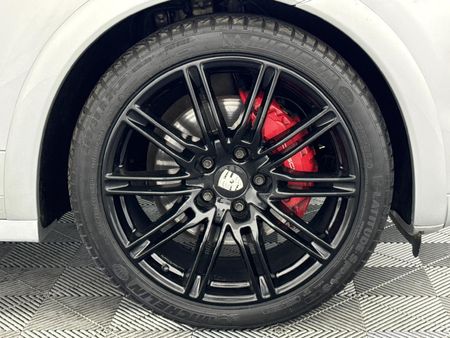 2013-Porsche-Cayenne-GTS-Auto_15