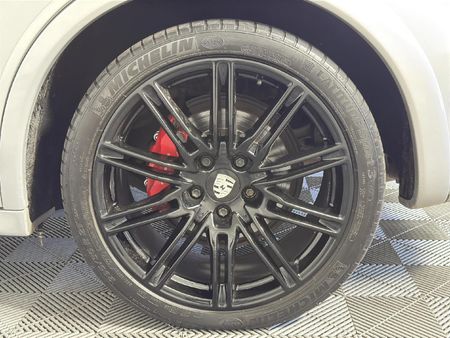 2013-Porsche-Cayenne-GTS-Auto_16