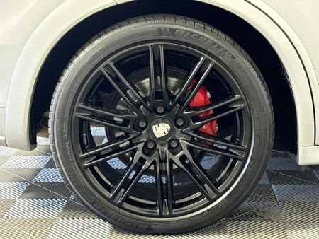 2013-Porsche-Cayenne-GTS-Auto_17