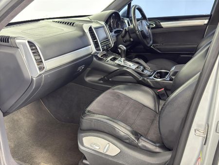 2013-Porsche-Cayenne-GTS-Auto_8