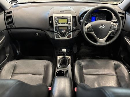 2011-Hyundai-i30-20_9