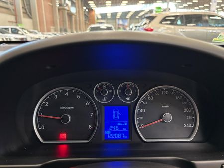 2011-Hyundai-i30-20_10