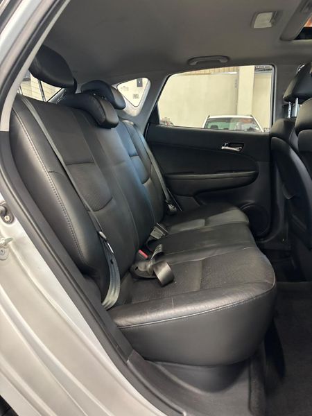 2011-Hyundai-i30-20_11