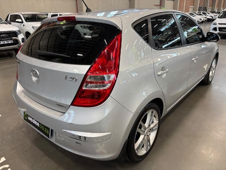 2011-Hyundai-i30-20_2