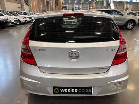 2011-Hyundai-i30-20_3