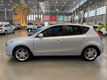 2011-Hyundai-i30-20_5