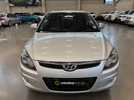 2011-Hyundai-i30-20_7