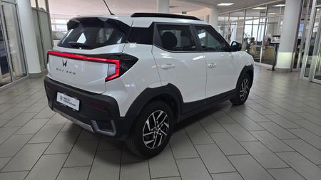 2026-Mahindra-XUV-3XO-12T-AX5-Auto_3