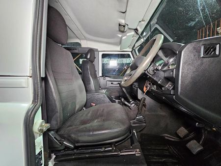 2011-Land-Rover-Defender-90-Puma-Station-Wagon_7