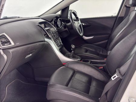 2013-Opel-Astra-16T-Cosmo_9