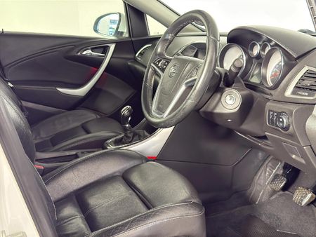 2013-Opel-Astra-16T-Cosmo_10