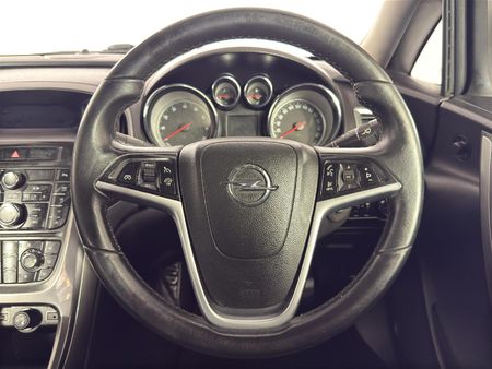 2013-Opel-Astra-16T-Cosmo_13