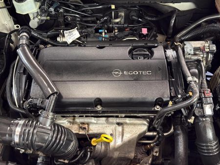 2013-Opel-Astra-16T-Cosmo_14