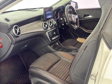 2019-Mercedes-Benz-CLA-200-AMG-Auto_9