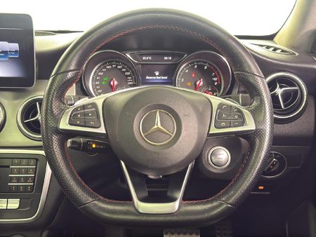 2019-Mercedes-Benz-CLA-200-AMG-Auto_12