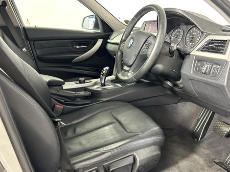 2012-BMW-3-Series-320i-Auto_10