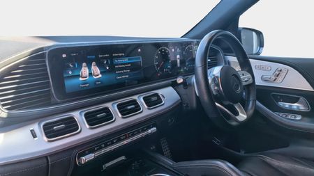 2023-Mercedes-Benz-GLS-580_10