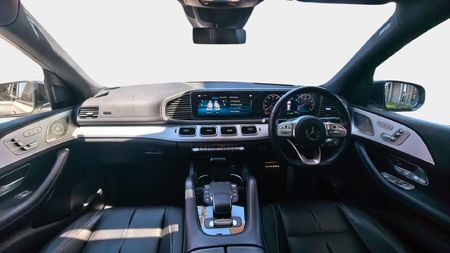 2023-Mercedes-Benz-GLS-580_11